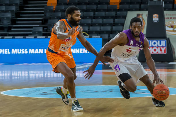 多名球员发 多名球员发